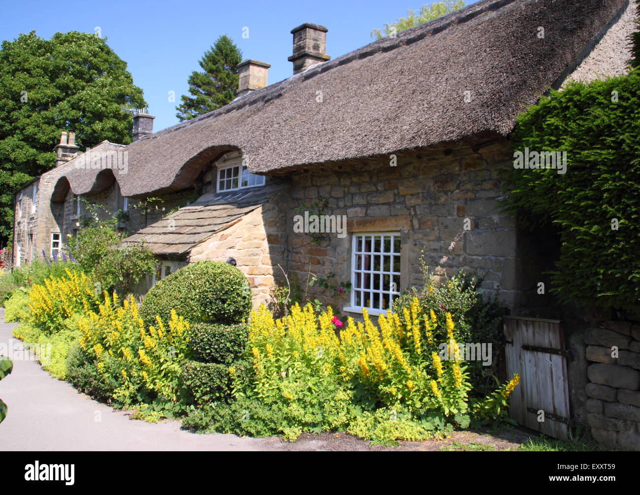 Un tradizionale inglese cottage con tetto in paglia in Baslow village il Parco Nazionale di Peak District, Derbyshire, Regno Unito Foto Stock