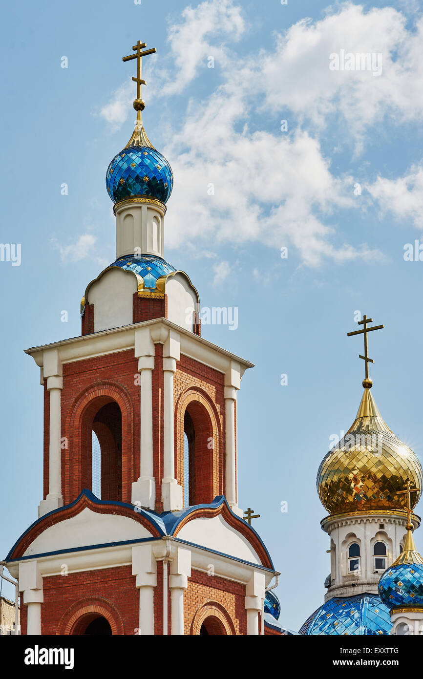 La cupola della chiesa contro il cielo blu Foto Stock