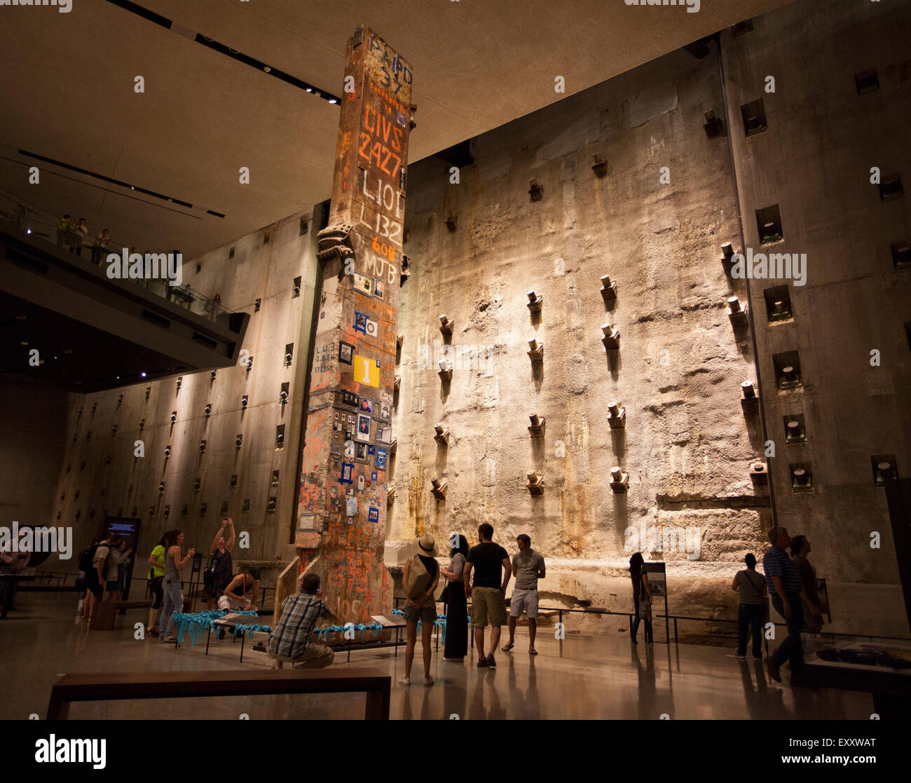 911 11 settembre museo nazionale memorial persone colonnina di fondazione in acciaio a parete vasca in cemento di attrazione di supporto nyc new york Foto Stock