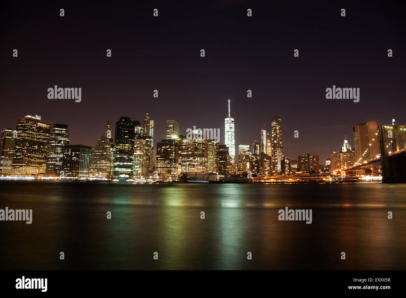 Manhattan, New York paesaggio urbano di notte Foto Stock