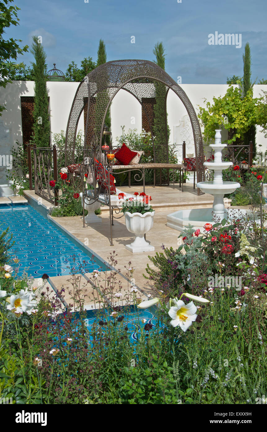 Padiglione centrale nel bagno turco Giardino del Paradiso a RHS Hampton Court Palace Flower Show 2015. Foto Stock