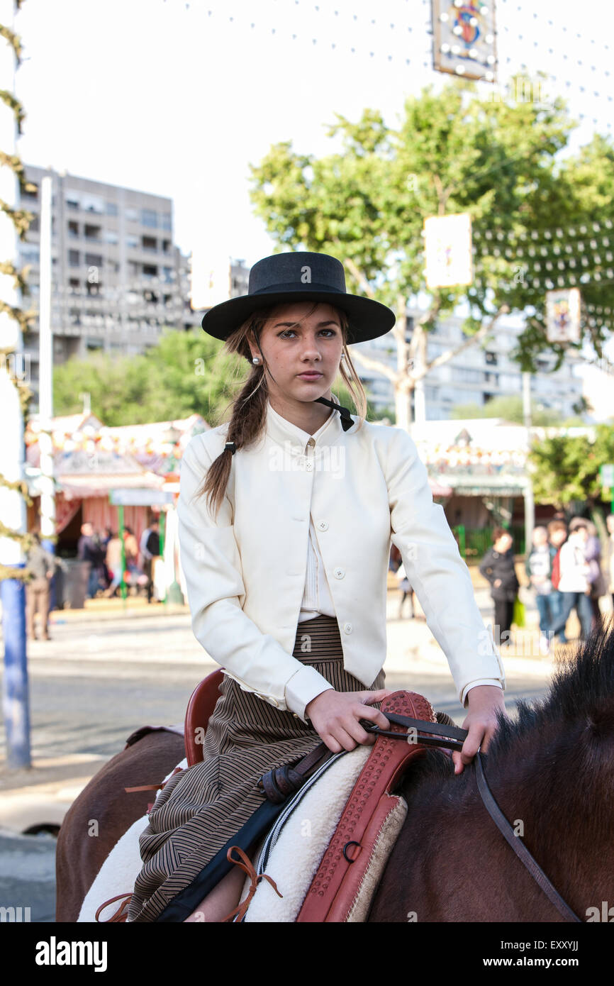 Cavaliere a cavallo in abito tradizionale di Siviglia, in Andalusia, Spagna, Europa. In aprile Feria Festival. © Paul Quayle Foto Stock