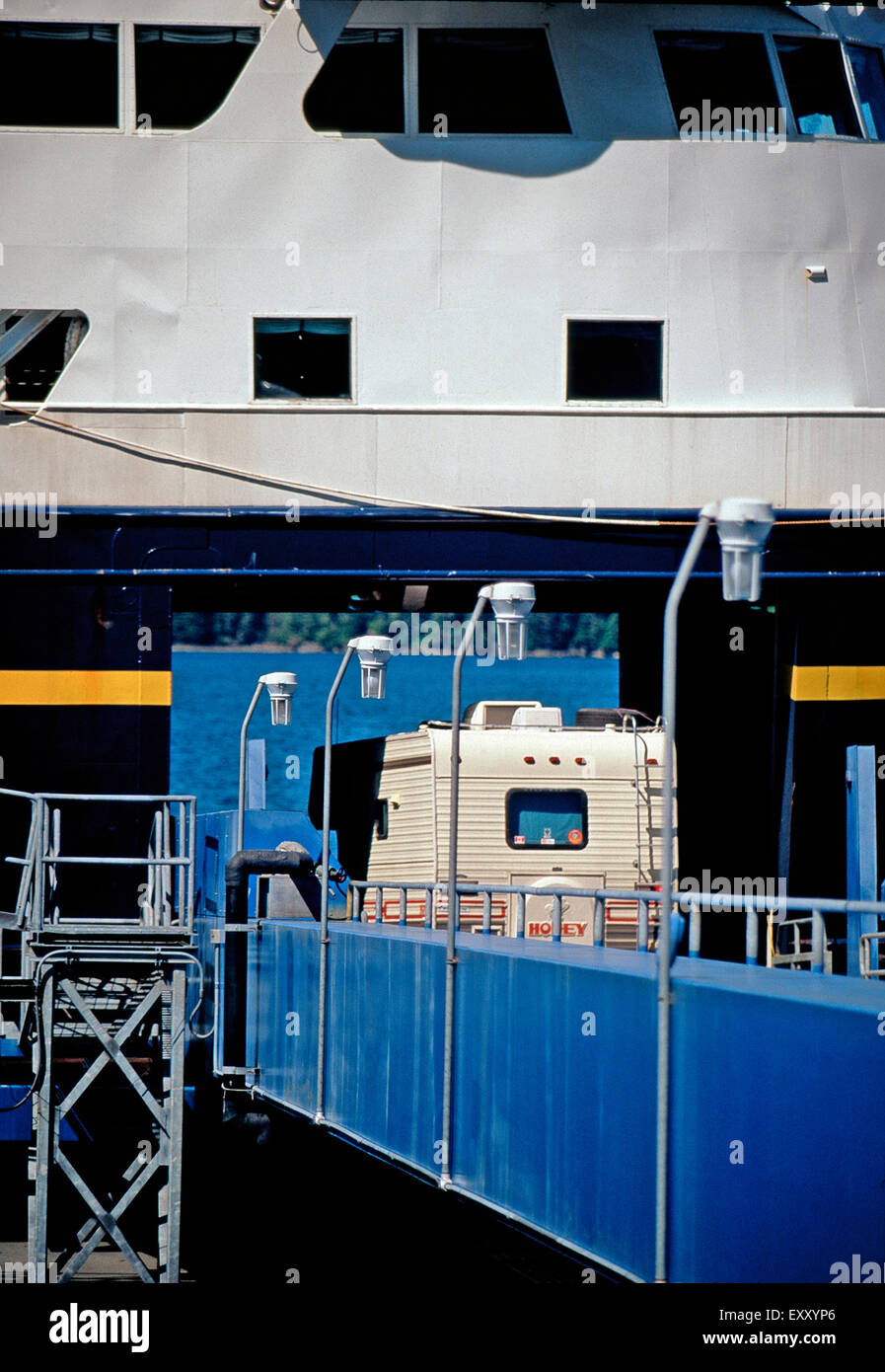 Un motorhome caricamento su Alaska Marine Highway ferry, Sitka, Alaska Foto Stock