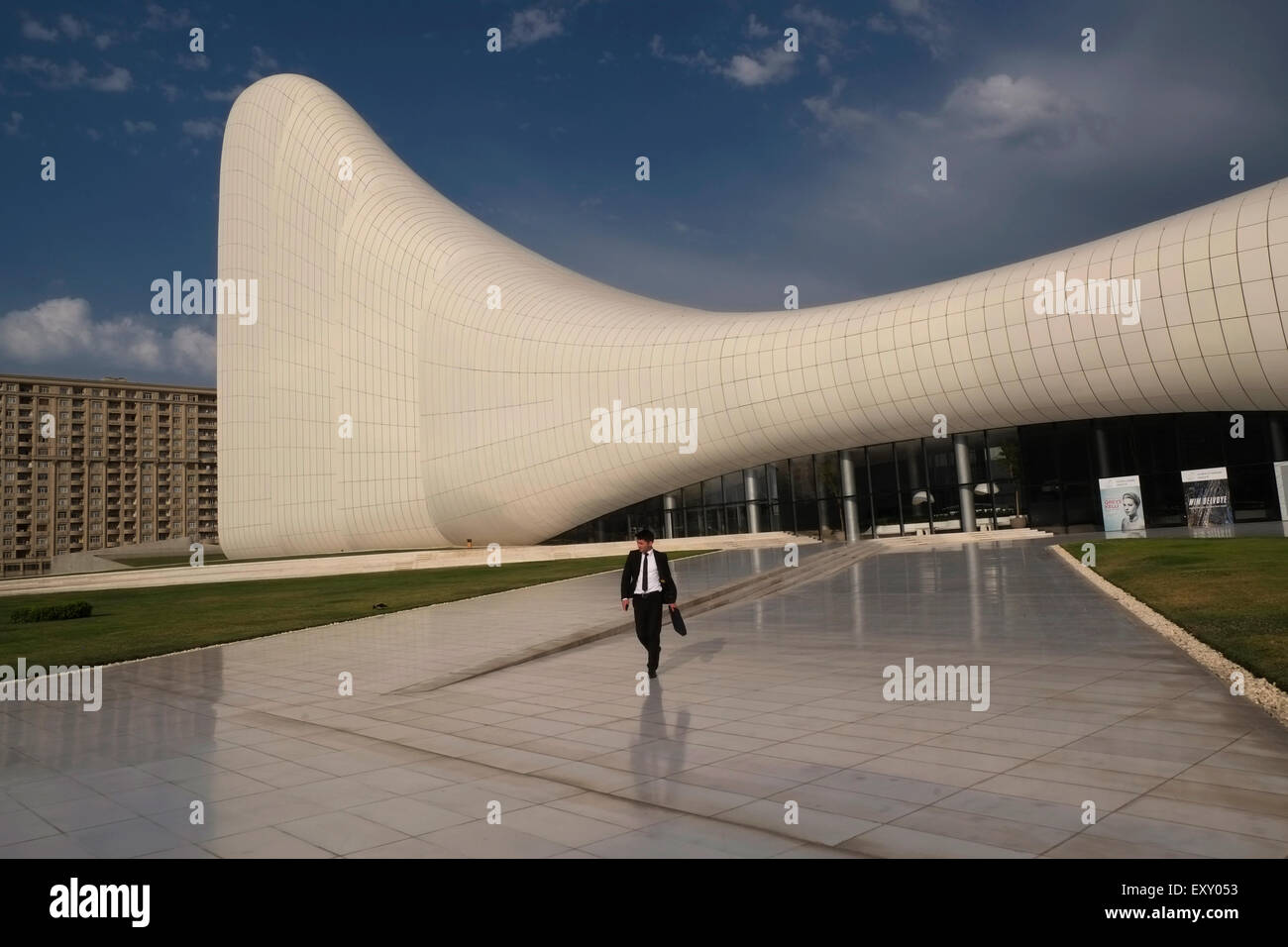 Vista del Heydar Aliyev Center progettato da Iraqi-British architetto Zaha Hadid e nota per la sua architettura distintiva nella città di Baku, capitale dell'Azerbaigian Foto Stock