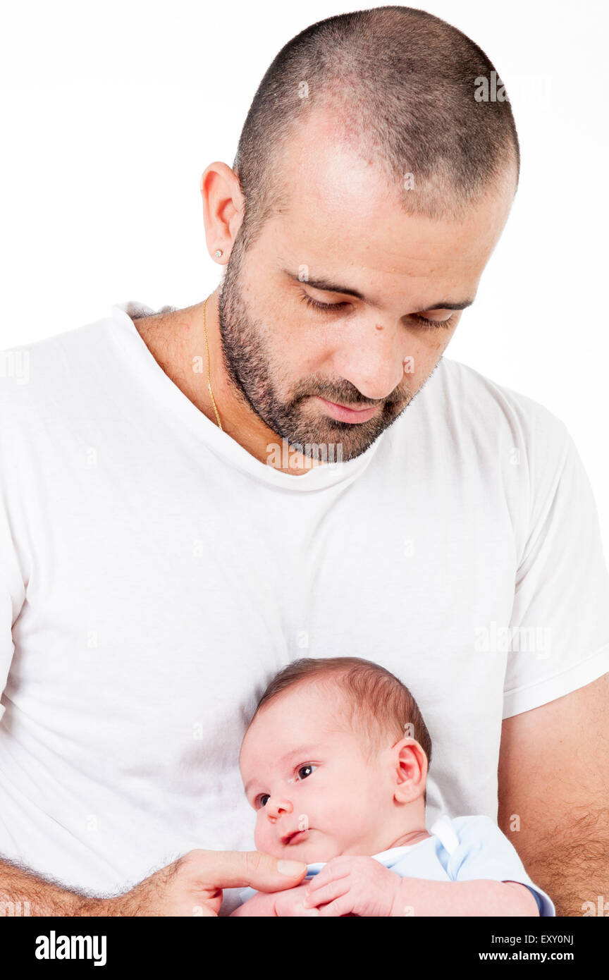 La mezza età uomo in possesso di un bambino di neonato. Foto Stock