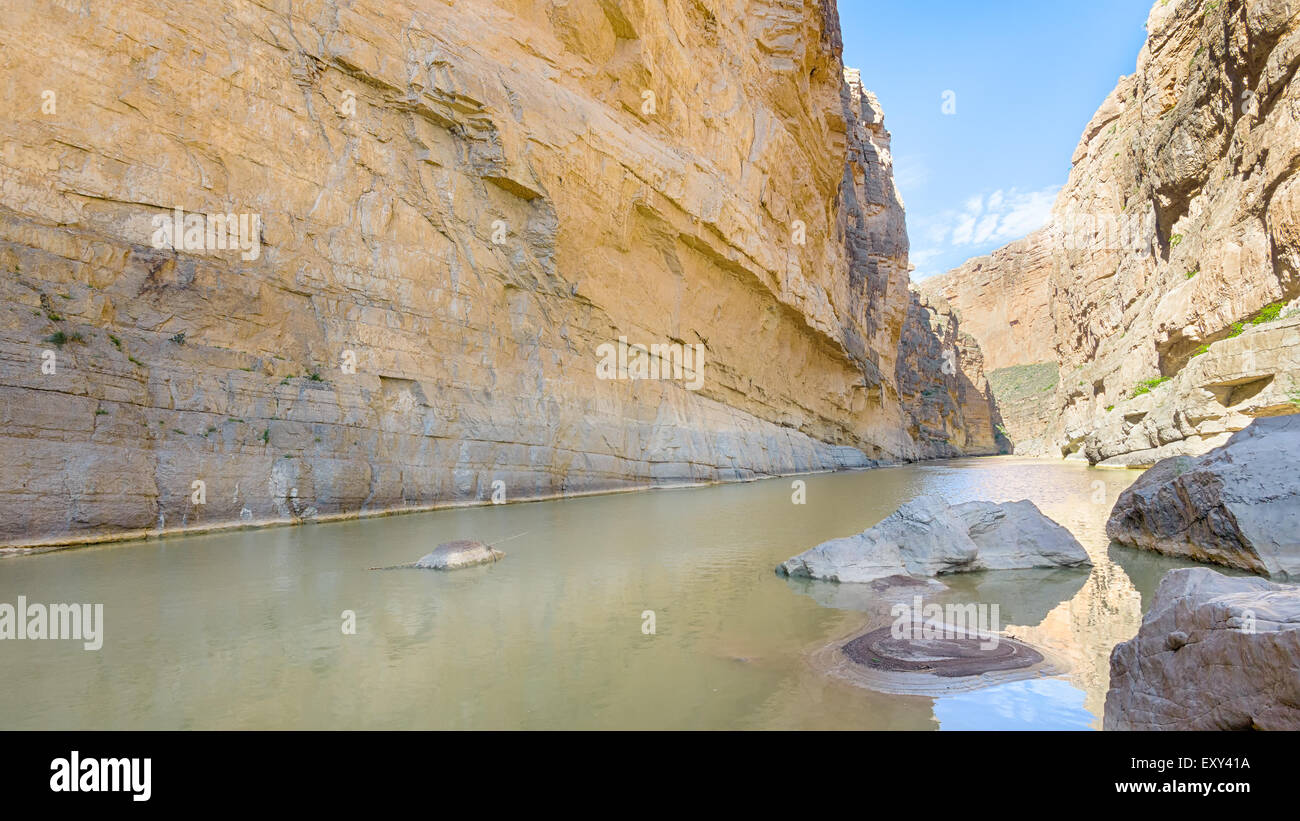 Rio Grande fiume scorre attraverso Santa Elena Canyon, sul Ross Maxwell Scenic Drive, nel Parco nazionale di Big Bend, Texas. Foto Stock