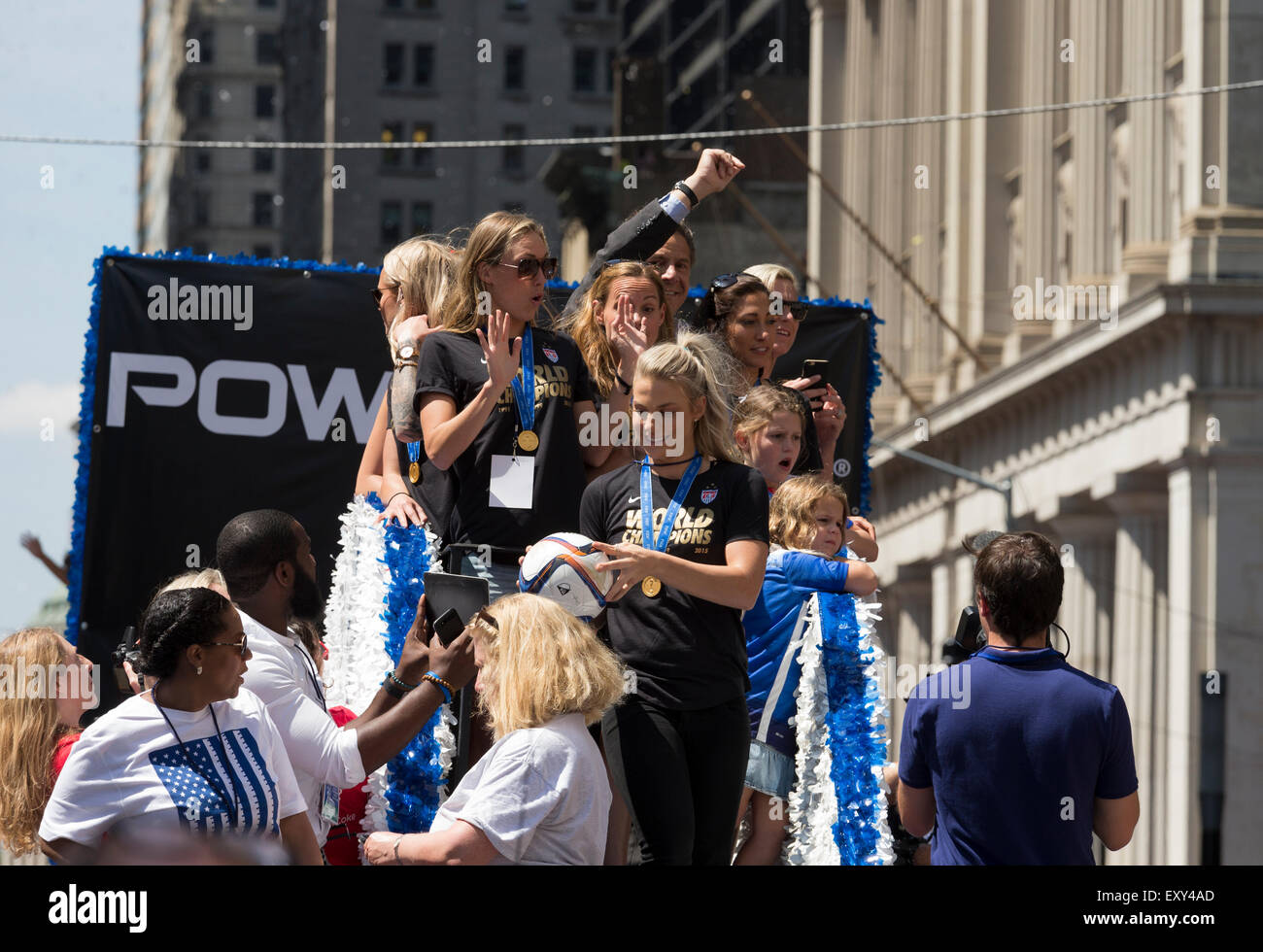 New York, NY USA - Luglio 10, 2015: membri della nazionale statunitense frequentare New York City Ticker tape Parade di Coppa del Mondo di Champions U.S. Donne Soccer team nazionale su Broadway Foto Stock