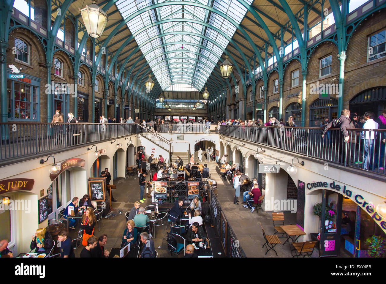 London, Regno Unito - 10 Ottobre 2014: vista dell'edificio di mercato al Covent Garden di Londra con molti visitatori visibile. Foto Stock