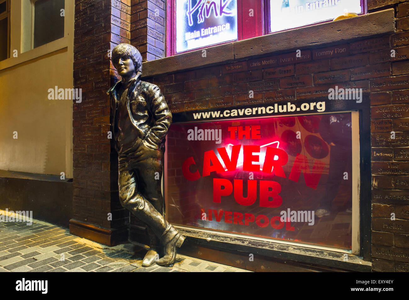 Liverpool, Regno Unito - 11 Ottobre 2014: John Lennon statua al di fuori lo storico Cavern Club su Matthew Street in Liverpool Foto Stock