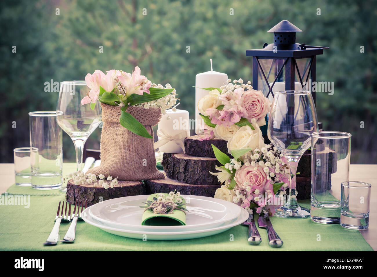 Tabella di nozze impostazione in stile rustico. Foto Stock