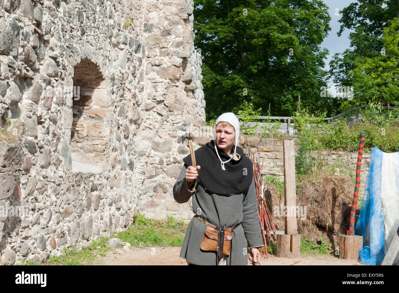 Un interprete dimostrando come buttare un ax presso l'ordine Livonian Sigulda Castle in Lettonia. Foto Stock