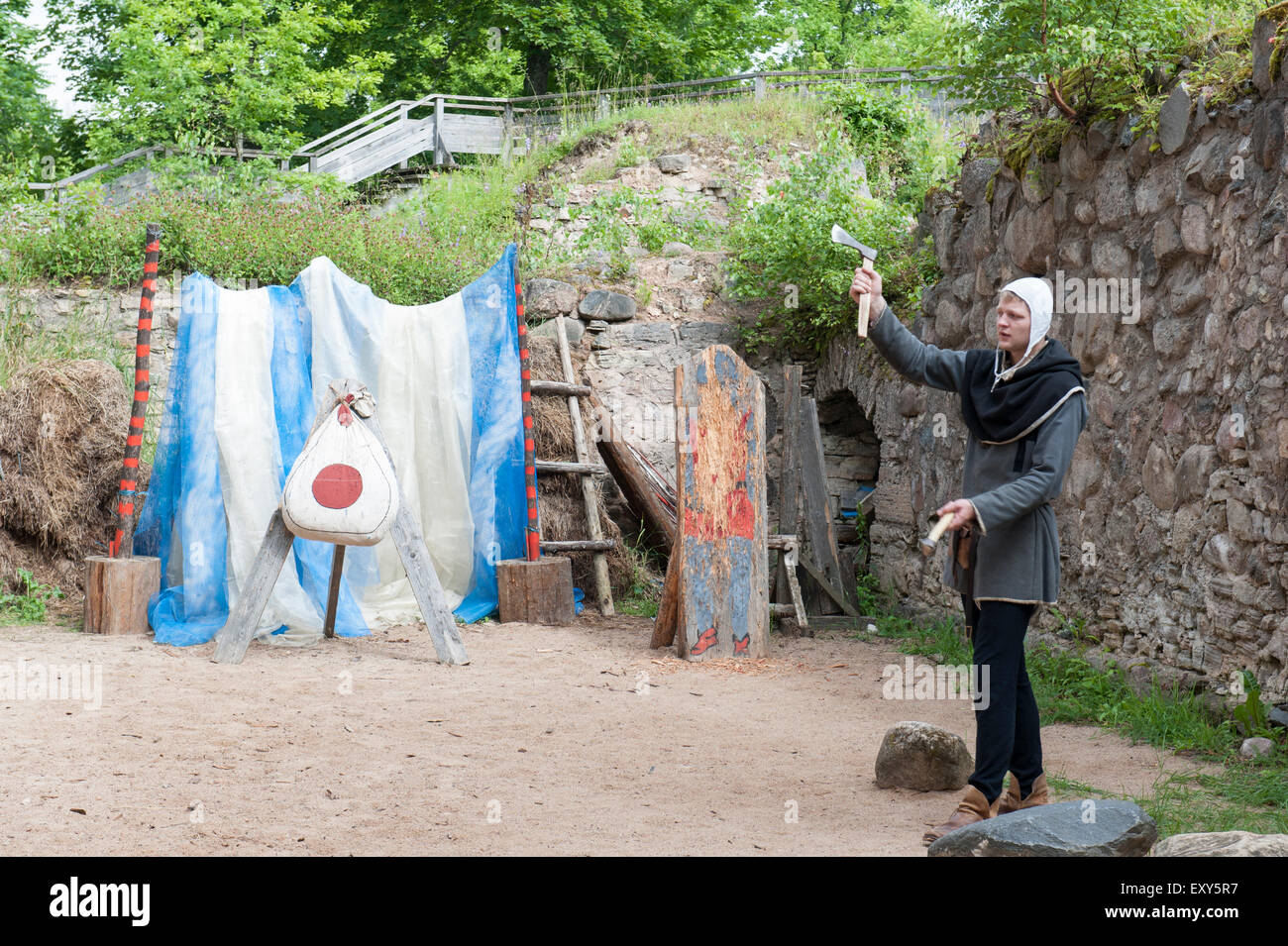 Un interprete dimostrando come buttare un ax presso l'ordine Livonian Sigulda Castle in Lettonia. Foto Stock