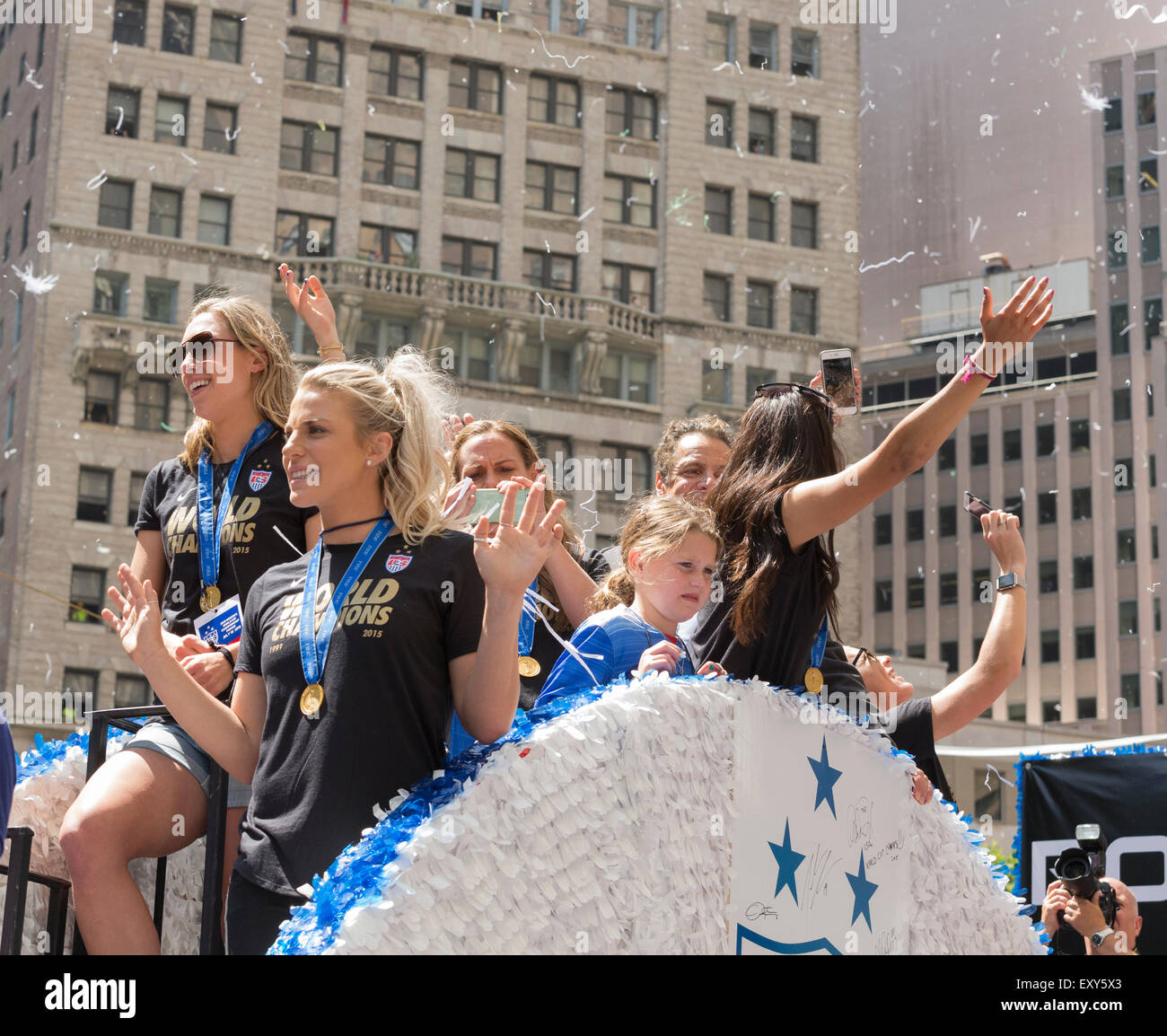 New York, NY USA - Luglio 10, 2015: membri della nazionale statunitense frequentare New York City Ticker tape Parade di Coppa del Mondo di Champions U.S. Donne Soccer team nazionale su Broadway Foto Stock