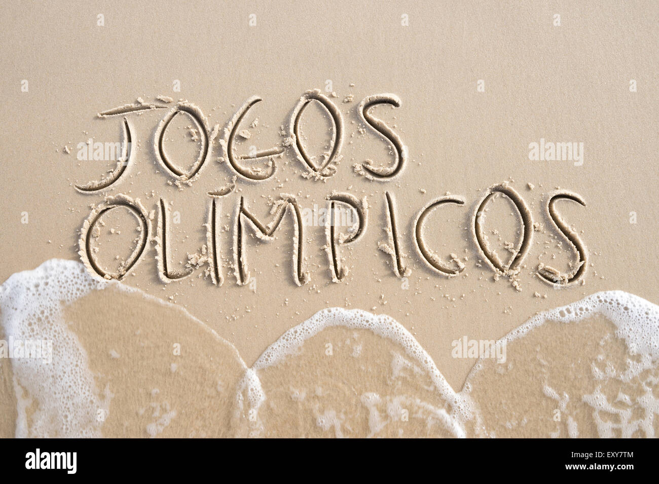 RIO DE JANEIRO, Brasile - 20 Marzo 2015: Semplice Jogos Olimpicos [Traduzione: Giochi Olimpici] messaggio manoscritta su spiaggia di sabbia. Foto Stock