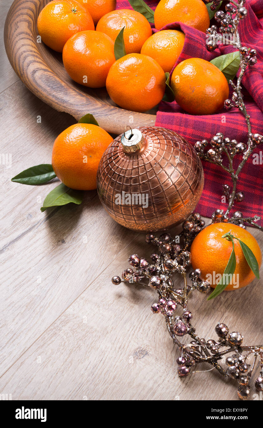Tangerini freschi in legno con decorazioni di Natale, testo spazio. specialmente per grandi deapth della pila di campo di 14 immagini avevano bee Foto Stock