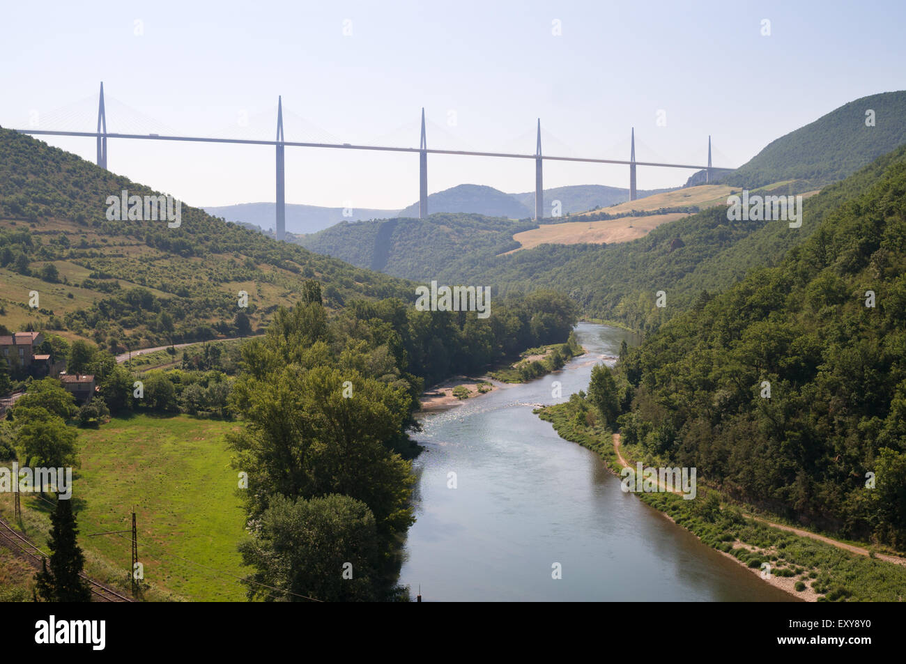 Il viadotto di Millau e il fiume Tarn visto dal villaggio di Peyre, Aveyron, Midi-Pirenei, Francia , in Europa Foto Stock