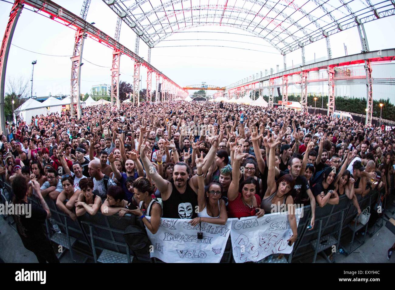 Milano, Italia. 17 Luglio, 2015. La folla di rock band Litfiba raffigurata sul palco come essi svolgono al carroponte di Sesto San Giovanni Milano . Dopo il sell-out in aprile, la rock band italiana fa finalmente una fermata al 'Carroponte' a Sesto San Giovanni Milano al presente " La Teoria degli elementi", uno dei manifesti del rock italiano di cultura. Credito: Roberto Finizio/Pacific Press/Alamy Live News Foto Stock