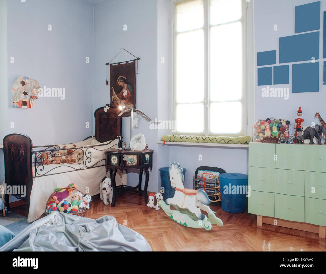 Vista interna di una camera dei bambini con i giocattoli e pavimento di legno, Foto Stock