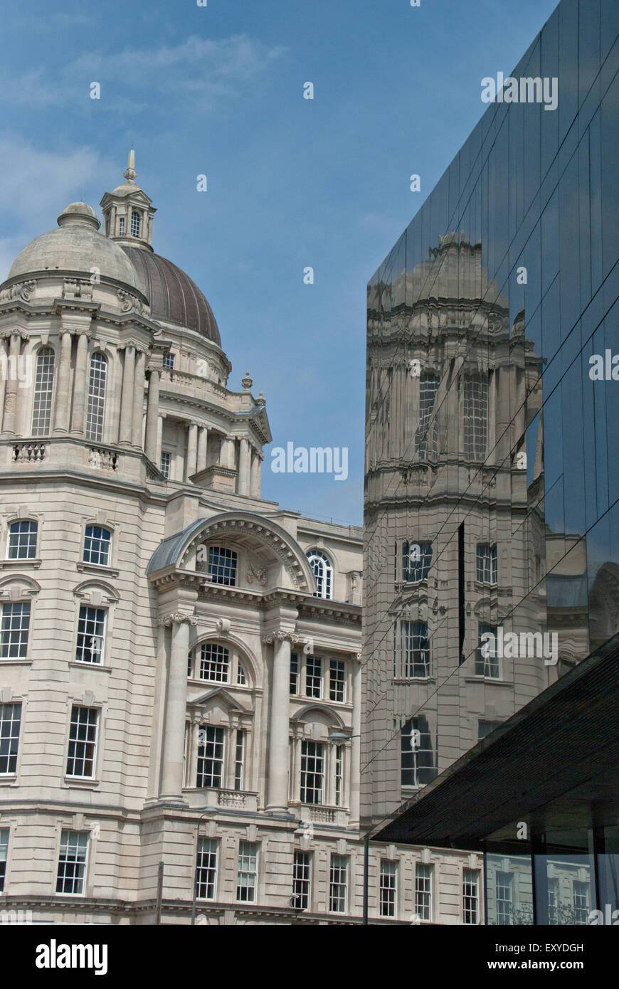 La riflessione del porto di Liverpool Building Foto Stock