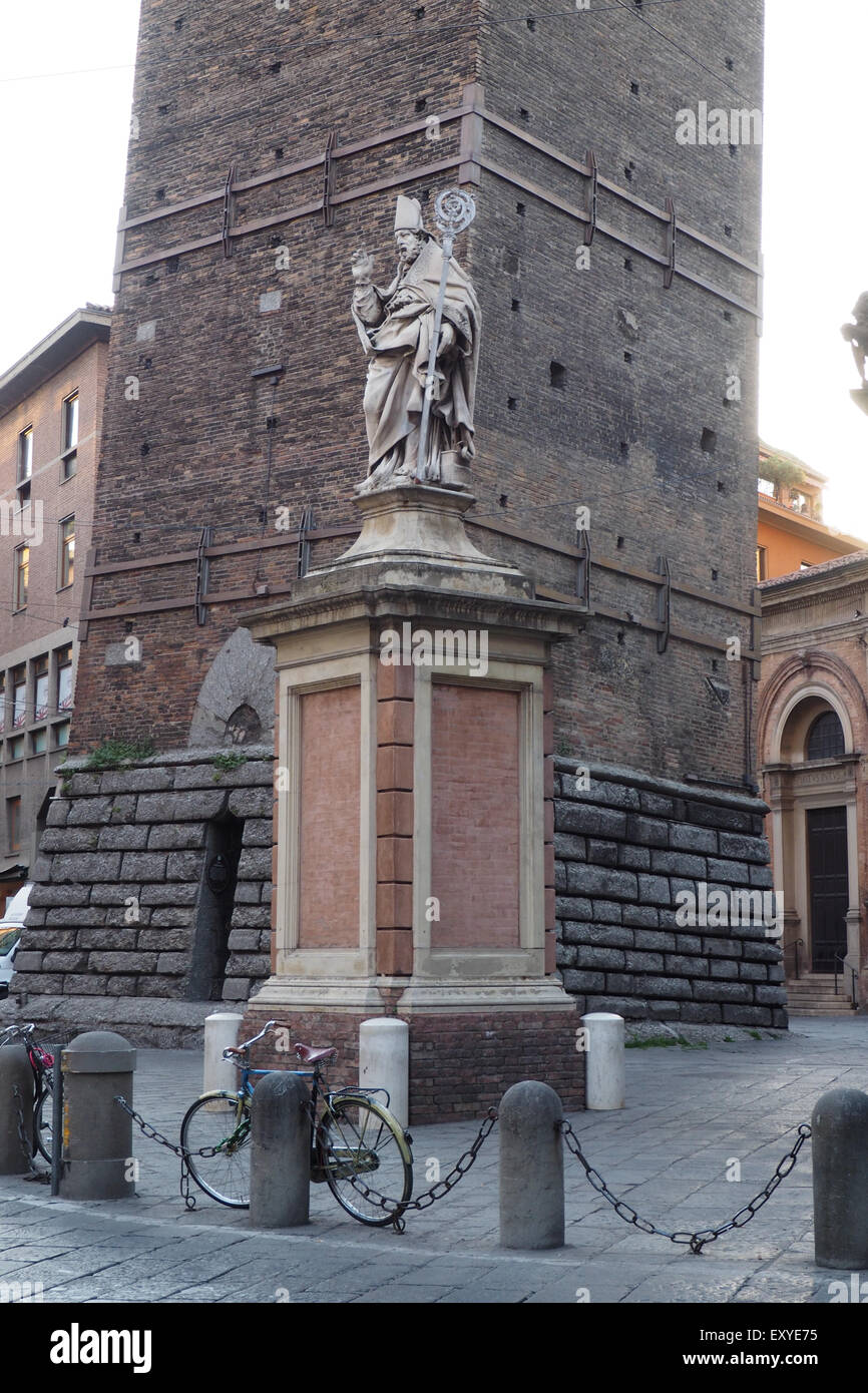 Statua di San Petronio, alla base della Torre della Garisenda, Bologna. Foto Stock