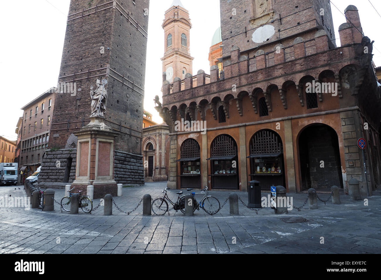 Piazza di Porta Ravegnana e la statua di San Petronio, alla base delle Due Torri di Bologna. Foto Stock