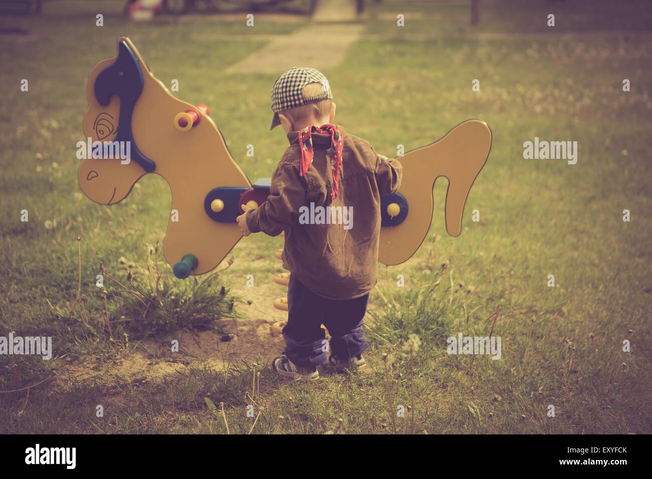 Vintage foto del bambino a giocare all'aperto. foto con il vecchio effetto di colori Foto Stock