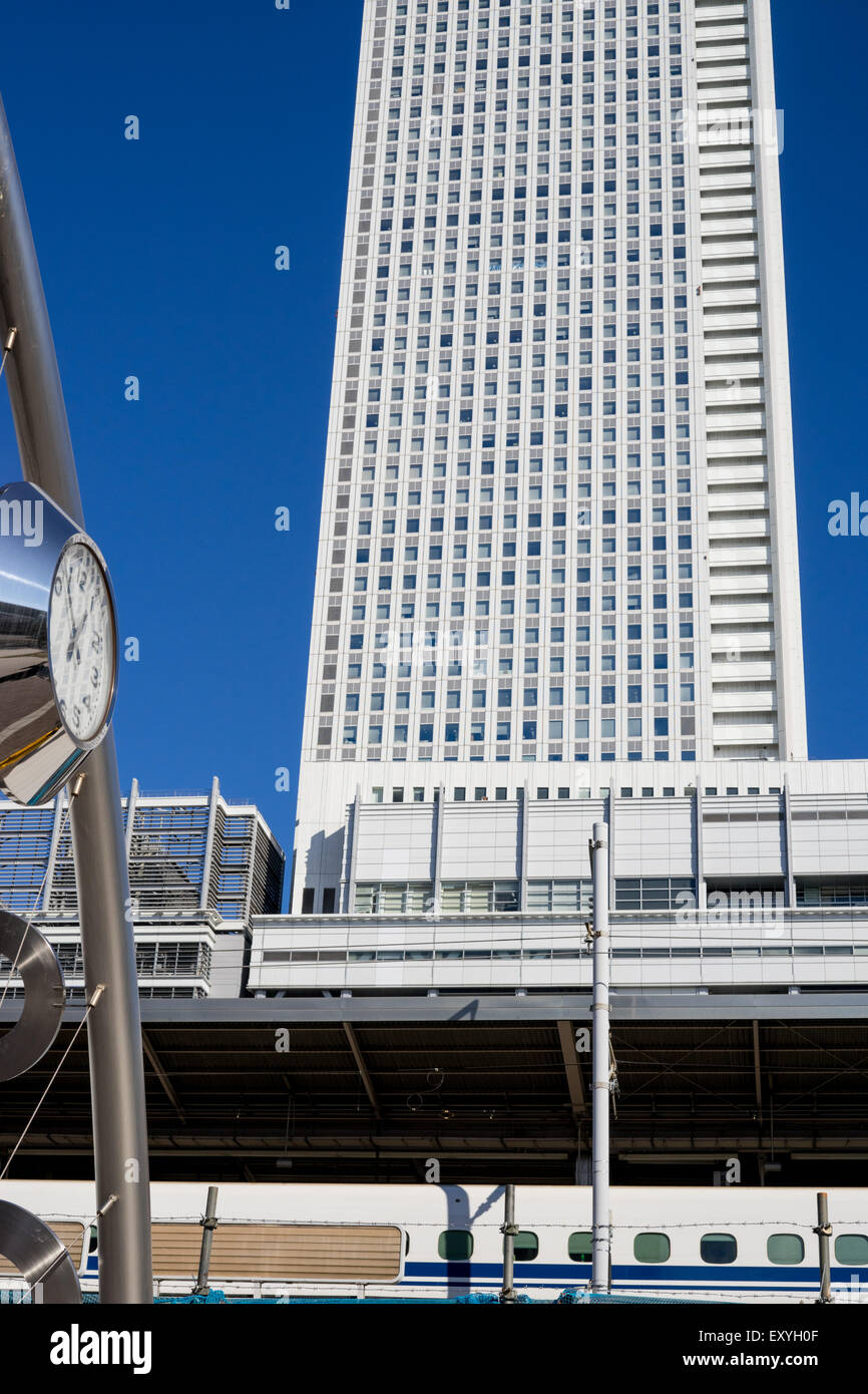 Orologio dietro Nagoya stazione ferroviaria. Foto Stock