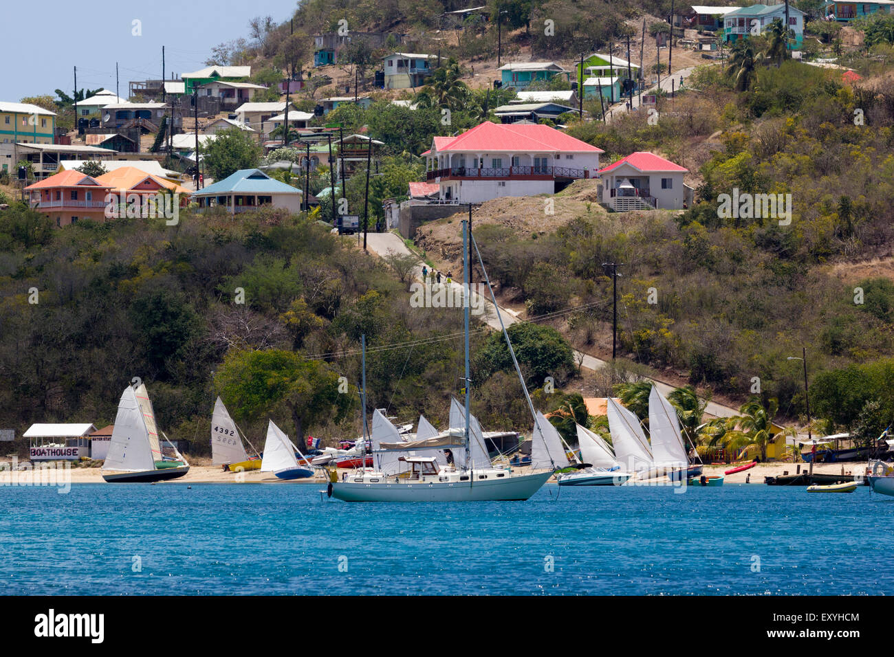 Vista regata di barche a vela, la spiaggia e il Villaggio Baia di Salina, Mayreau, Saint Vincent e Grenadine. Foto Stock