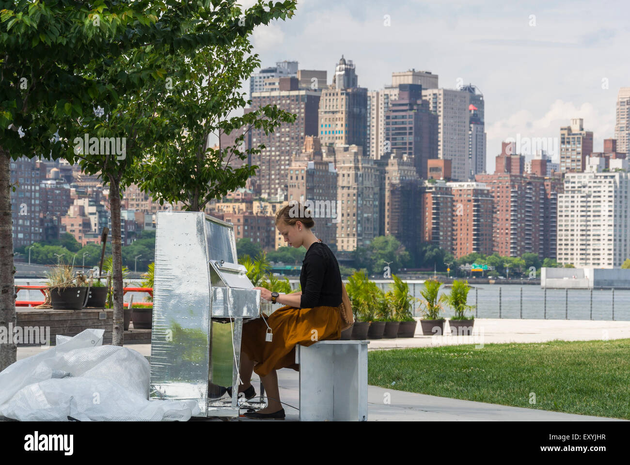 New York City, NY, USA, Jewish Girl Playing piano su River Bank Hunter's Point, South Park, Long Island City, East River, vista skyline di Manhattan, Parco giochi urbano, edifici cittadini Foto Stock