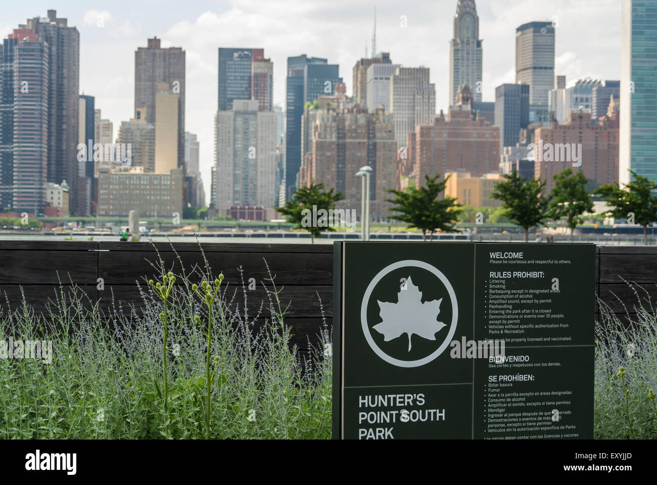 New York City, NY, Stati Uniti, cartello per Hunter's Point, South Park, quartiere di Brooklyn, East River, skyline di Manhattan, City Scapes / Skylines US Cities edifici newyorkesi Foto Stock