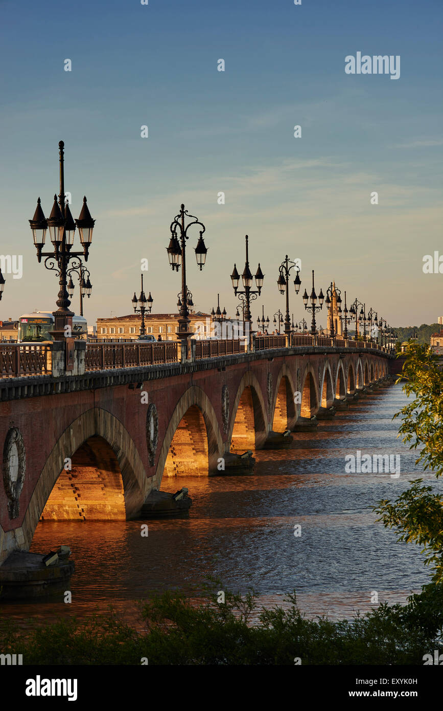 Pont de Pierre (Ponte di Pietra) oltre il Fiume Garonne, Bordeaux, Gironde, Aquitania, in Francia, in Europa Foto Stock