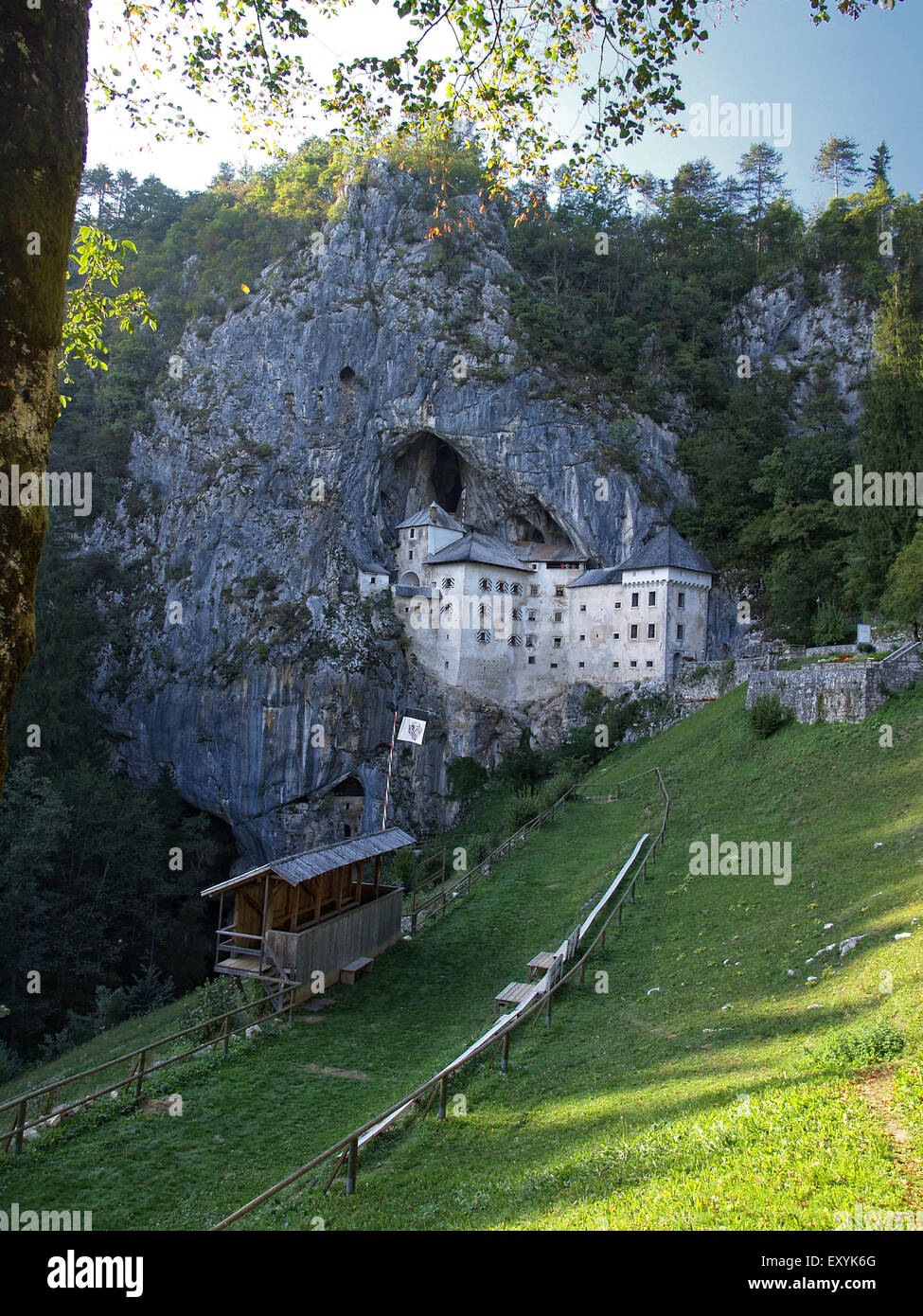 Vista del castello Predjama, un castello rinascimentale costruita in una grotta con un campo per tornei medievali, vicino a Postojna. La Slovenia. Foto Stock