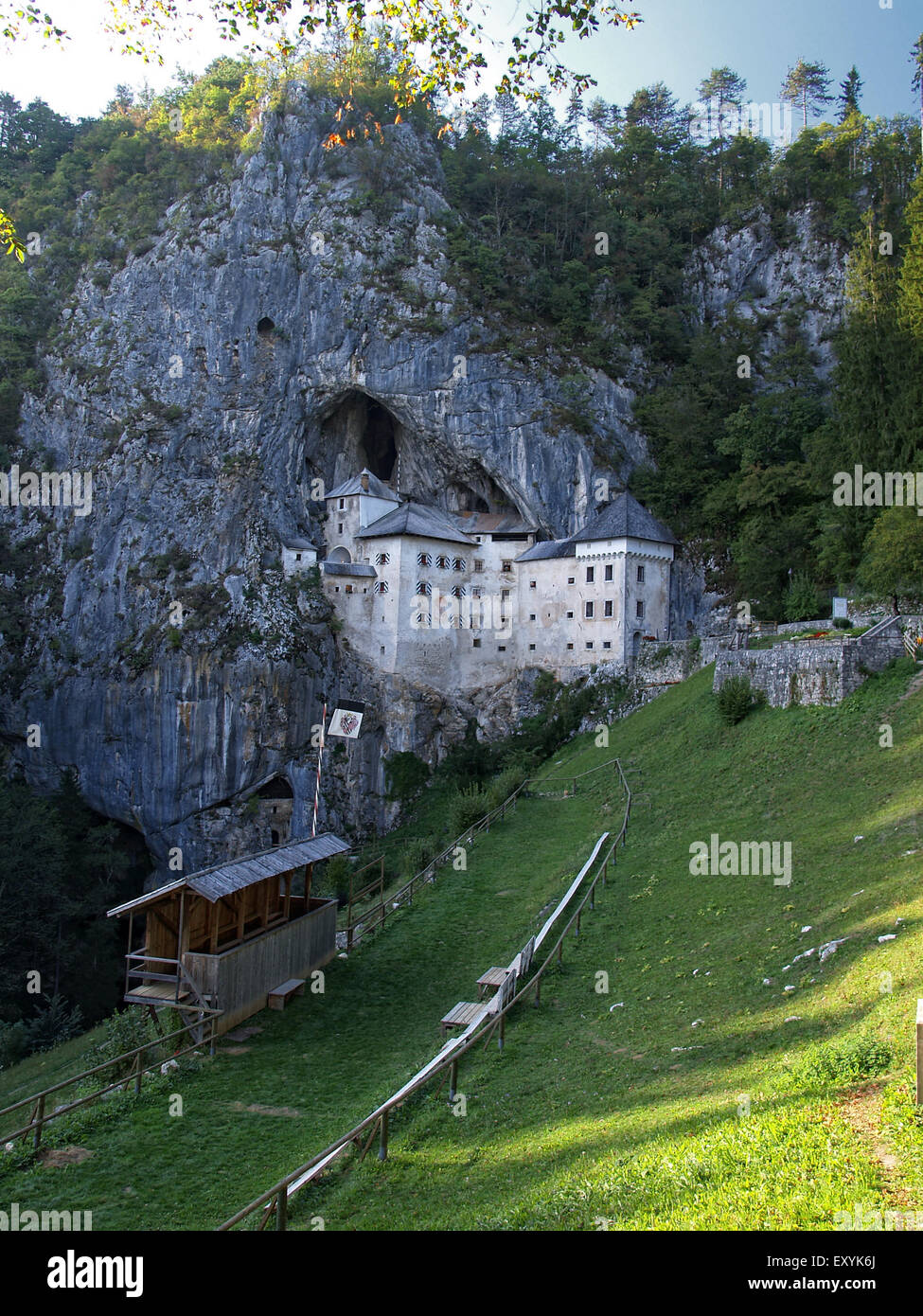 Vista del castello Predjama, un castello rinascimentale costruita in una grotta con un campo per tornei medievali, vicino a Postojna. La Slovenia. Foto Stock