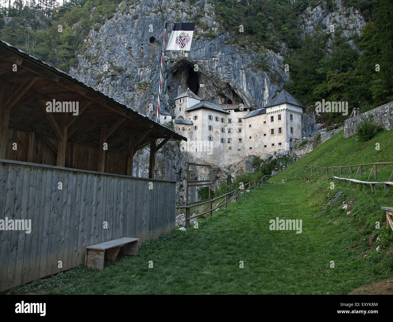 Tribune del campo per tornei medievale con castello Predjama a sfondo, vicino a Postojna. La Slovenia. Foto Stock