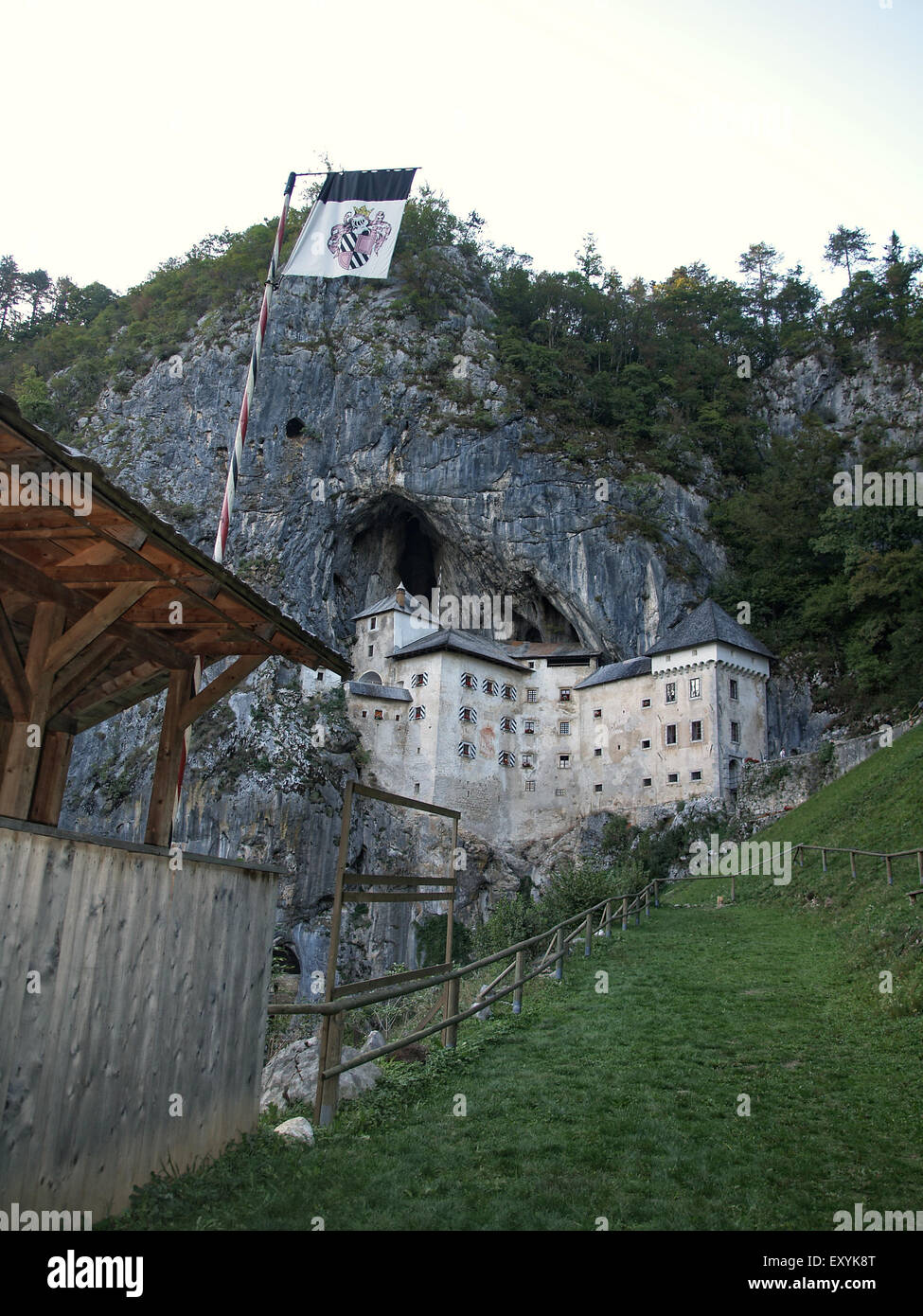Tribune del campo per tornei medievale con castello Predjama a sfondo, vicino a Postojna. La Slovenia. Foto Stock