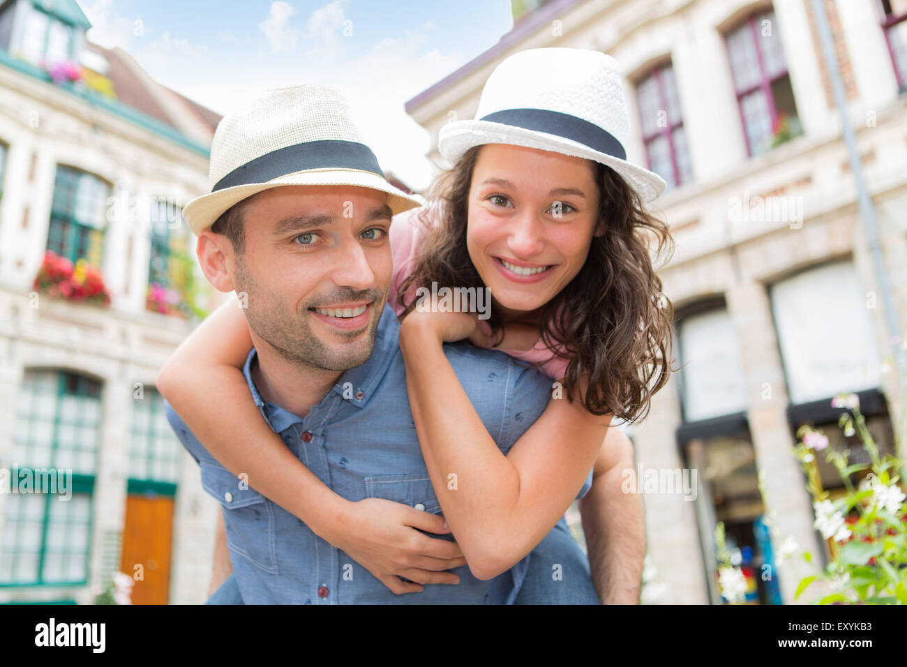 Vista di una giovane coppia felice divertirsi in vacanza Foto Stock