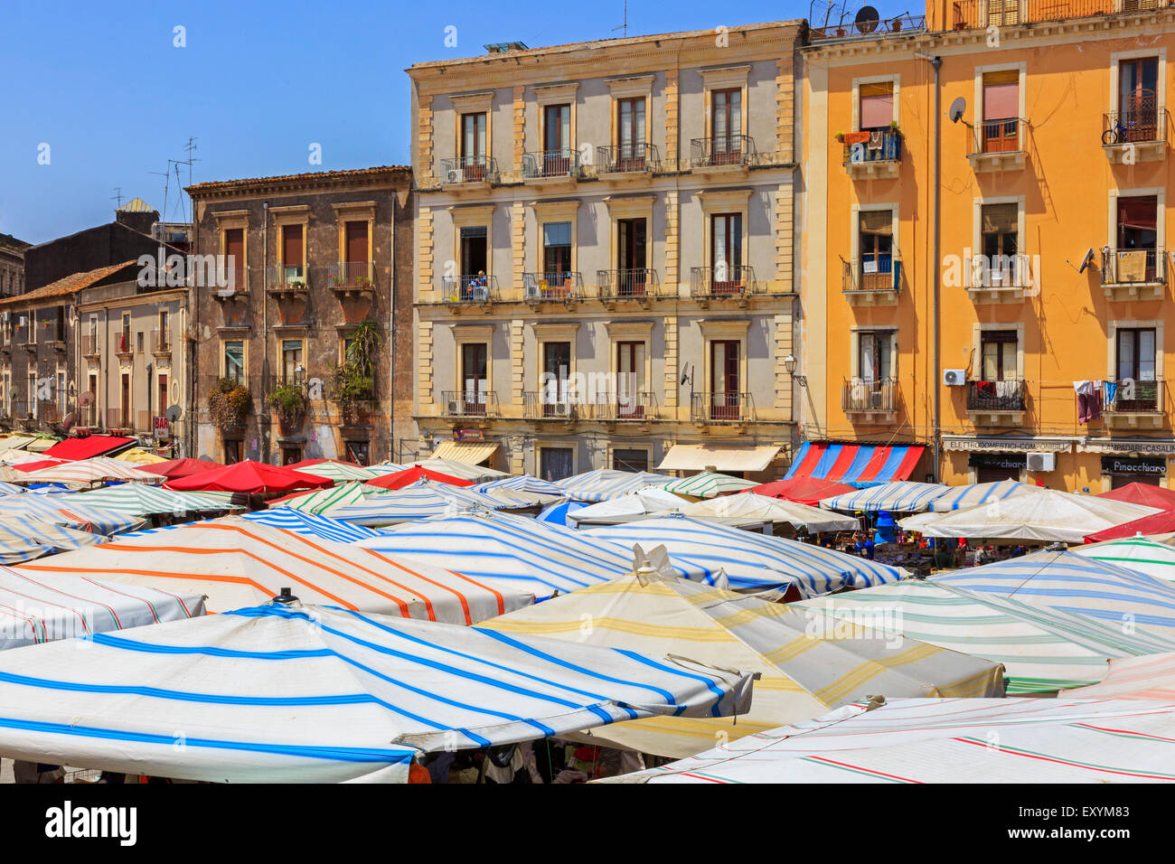 In stile siciliano appartamenti sopra la strada del mercato, Sicilia, Italia Foto Stock