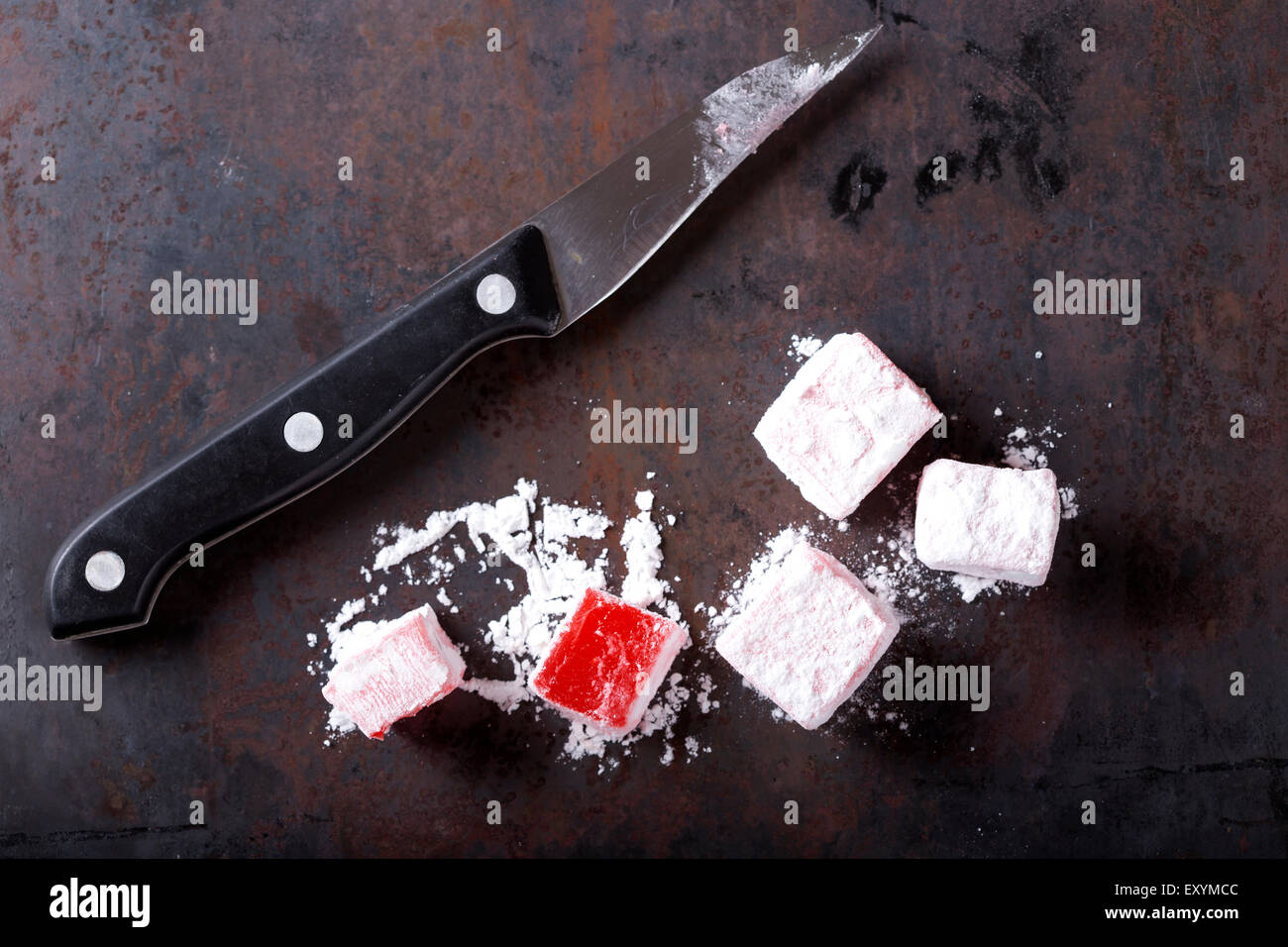 Rose aromatizzati delizie turche e un coltello in background Foto Stock