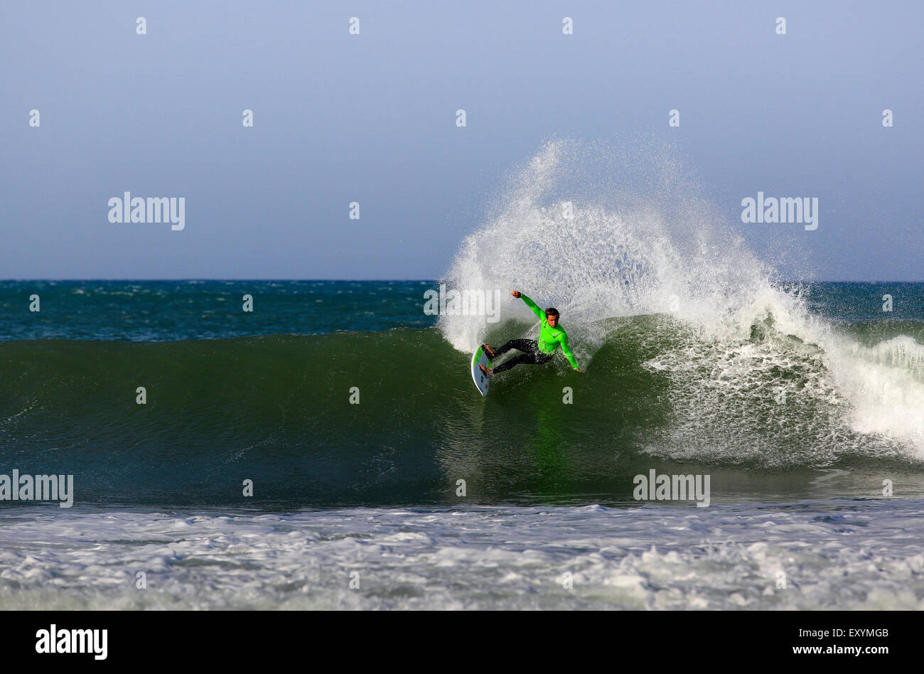 Australian professional surfer Julian Wilson surf a Jeffreys Bay, Sud Africa Foto Stock