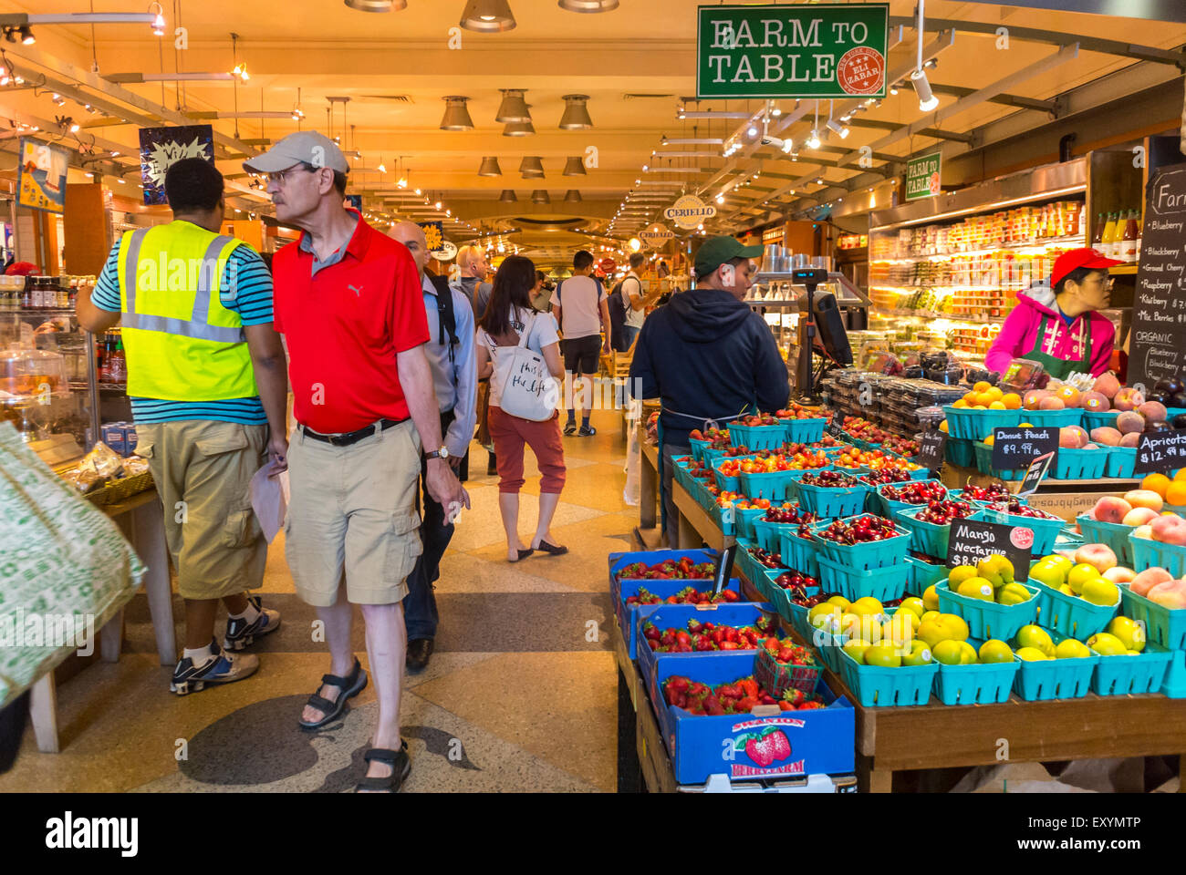 New York City, NY, STATI UNITI D'AMERICA, i turisti Shopping nel mercato alimentare nella stazione Grand Central Terminal, manifattura alimentare negozi chiamato Grand Central Market. Foto Stock