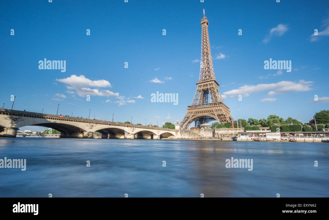 La tour Eiffel e la Senna a Parigi, Francia Foto Stock