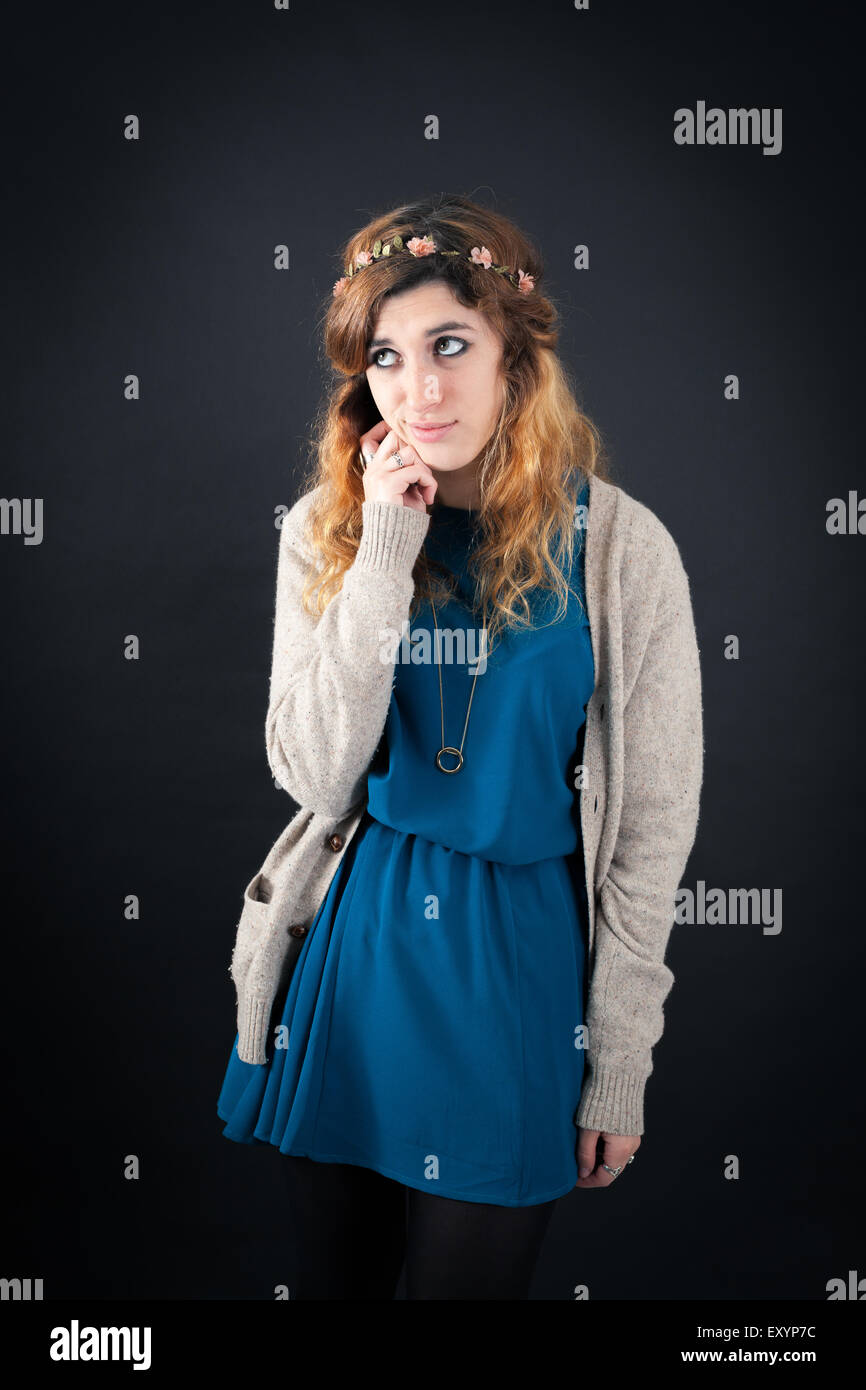 Bella donna facendo espressioni diverse in diversi set di vestiti: stanchi Foto Stock