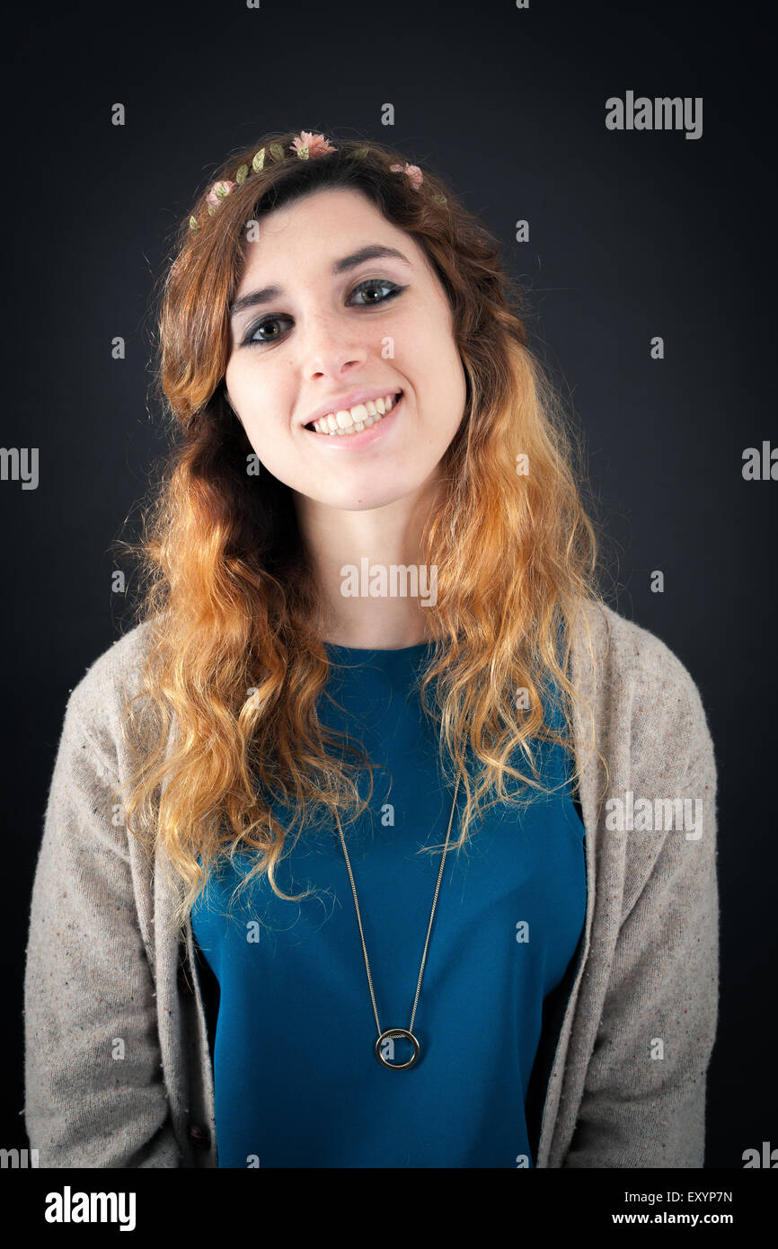 Bella donna facendo espressioni diverse in diversi set di vestiti: sorriso Foto Stock