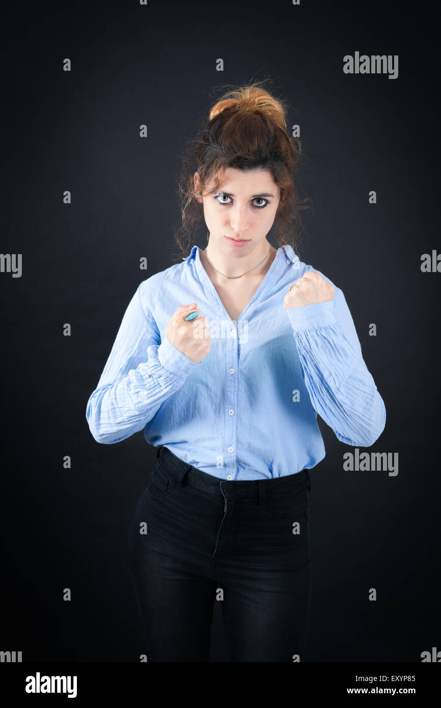 Bella donna facendo espressioni diverse in diversi set di vestiti: boxe Foto Stock