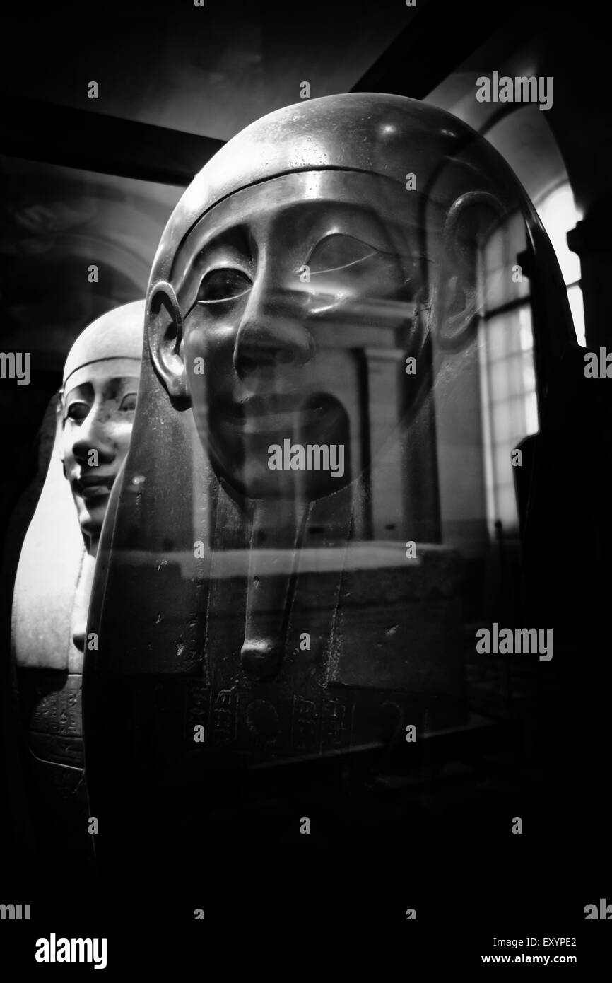 Cassapanche egiziano closeup con riflessioni di camera in la protezione di Windows Foto Stock