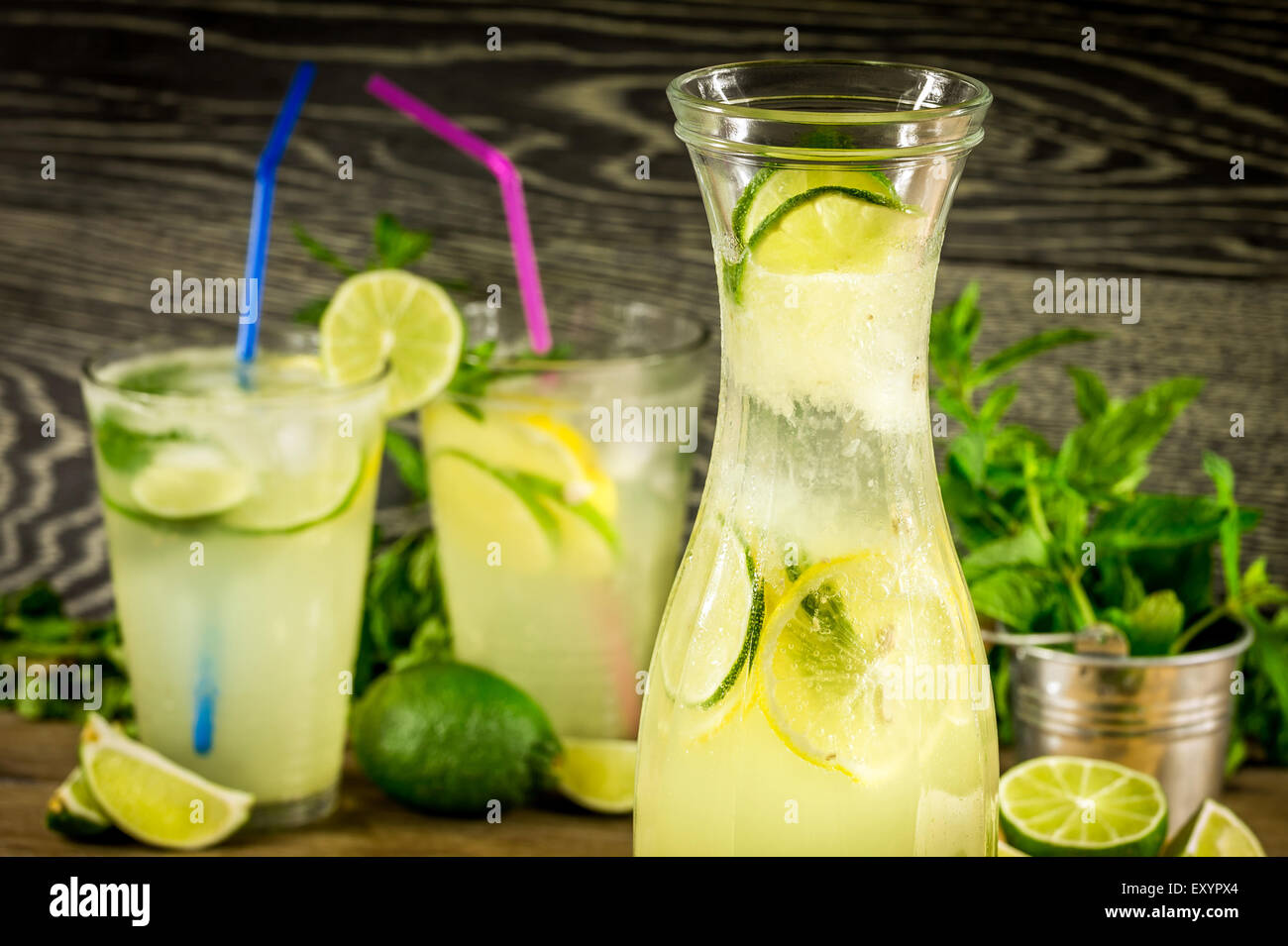 Limonata rinfrescanti drink e frutti maturi contro lo sfondo di legno Foto Stock