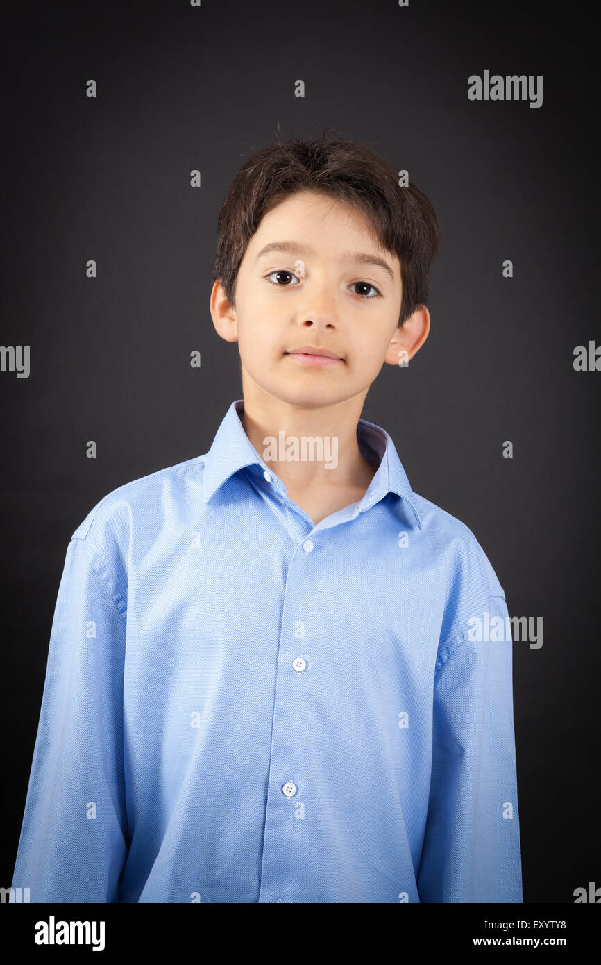 Bel ragazzo facendo espressioni diverse in diversi set di vestiti: il pensiero Foto Stock