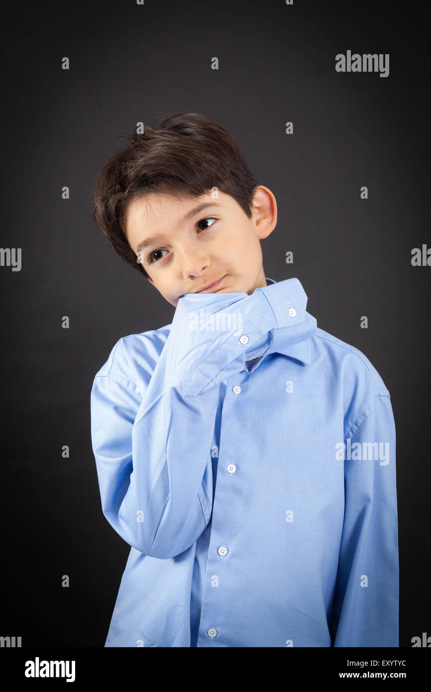 Bel ragazzo facendo espressioni diverse in diversi set di vestiti: il pensiero Foto Stock