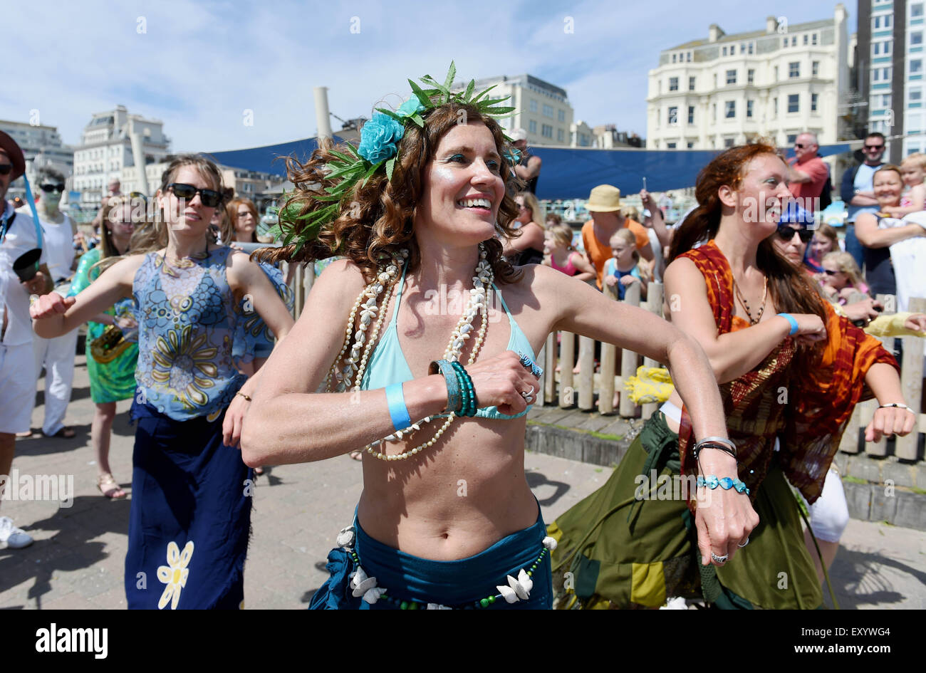 Brighton Regno Unito Sabato 18 Luglio 2015 - centinaia di persone prendere parte nel marzo delle sirene parade lungo la Brighton Seafront che raccoglie fondi per il mondo Cetacean Alliance Foto Stock