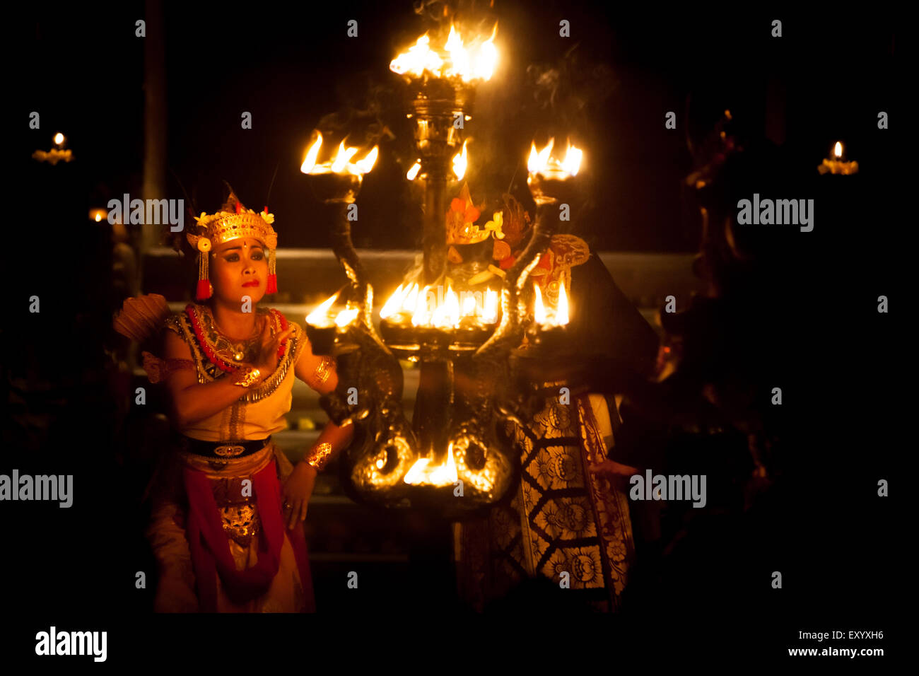 Una ballerina donna durante lo spettacolo di kecak e di danza del fuoco a Ubud, Gianyar, Bali, Indonesia. Foto Stock